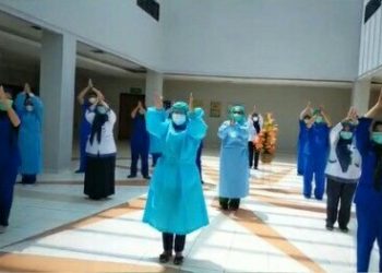 Para petugas medis, pegawai, hingga direksi RSMH Palembang bersama-sama bertepuk tangan selama 56 detik pada peringatan Hari Kesehatan Nasional, Kamis (12/11). (fornews.co/humas rsmh palembang)