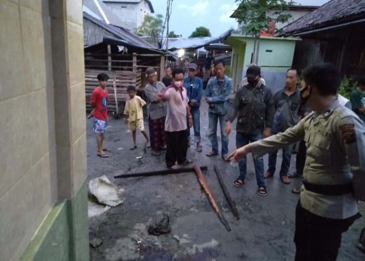 Polisi saat melakukan olah TKP di Desa Sungai Ceper, Kabupaten Ogan Komering Ilir. (IST)