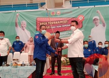 Wakil Bupati OKI, H M Dja'far Shodiq saat menerima penyerahan stik biliar dari POBSI Sumsel saat pembukaan turnamen biliar POBSI OKI di Kayuagung, Selasa (10/11). (fornews.co / rif)