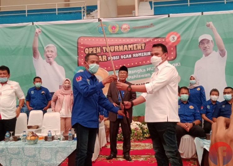 Wakil Bupati OKI, H M Dja'far Shodiq saat menerima penyerahan stik biliar dari POBSI Sumsel saat pembukaan turnamen biliar POBSI OKI di Kayuagung, Selasa (10/11). (fornews.co / rif)