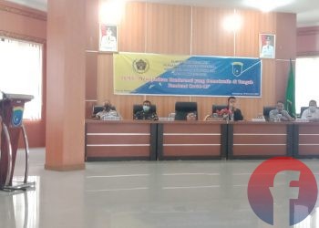 Asisten III Setda OKI, H M Lubis SKM MKes menyampaikan sambutan pada konferensi Kabupaten PWI OKI. (fornews.co / rif)