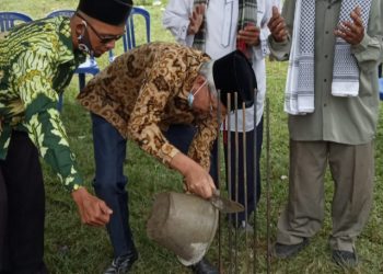 Wakil Gubernur Sumsel, H Mawardi Yahya saat melakukan groundbreaking Rumah Tahfidz di Desa Sentul, Kecamatan Tanjung Batu, Ogan Ilir, Minggu (01/11). (IST)