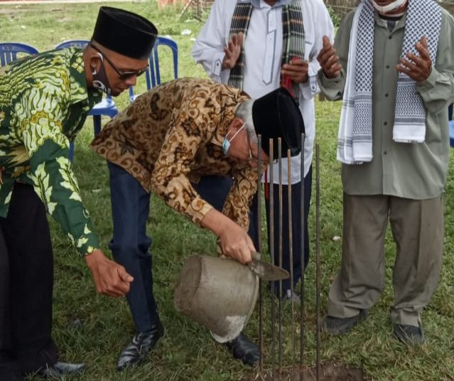 Wakil Gubernur Sumsel, H Mawardi Yahya saat melakukan groundbreaking Rumah Tahfidz di Desa Sentul, Kecamatan Tanjung Batu, Ogan Ilir, Minggu (01/11). (IST)