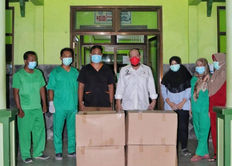 Ketua DPD RI, LaNyala Mataliti saat menyerahkan bantuan kepada tenaga kesehatan. (IST)