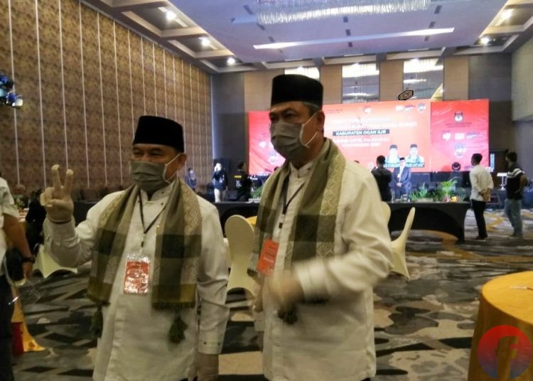 Paslon Bupati-Wakil Bupati Ogan Ilir, Ilyas Panji Alam-Endang PU Isha, usai mengikuti tahapan Pilkada debat kandidat di Hotel Harper, Kamis (12/11). fornews co/Alwi Alim)