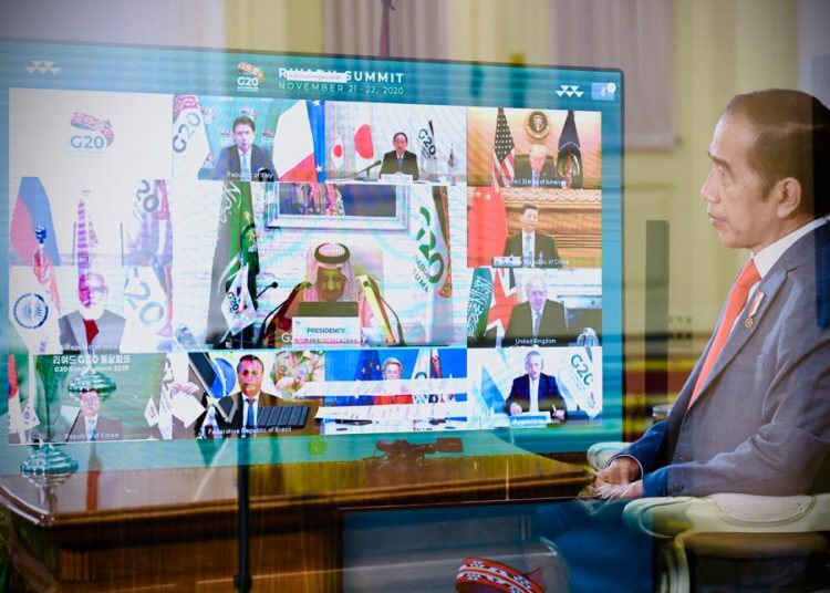 Presiden Joko Widodo menghadiri KTT G20 secara virtual dari Istana Kepresidenan Bogor, Jawa Barat, Sabtu (21/11). (fornews.co/bpmi setpres/lukas)