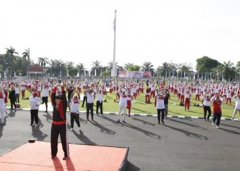 Wakil Gubernur Sumsel Mawardi Yahya dan Sekda Sumsel Nasrun Umar mengikuti senam jantung sehat dalam ranka puncak peringatan HUT ke 39 Yayasan Jantung Indonesia Sumsel di Griya Agung Palembang, Sabtu (07/11). (fornews.co/humas provinsi sumsel)