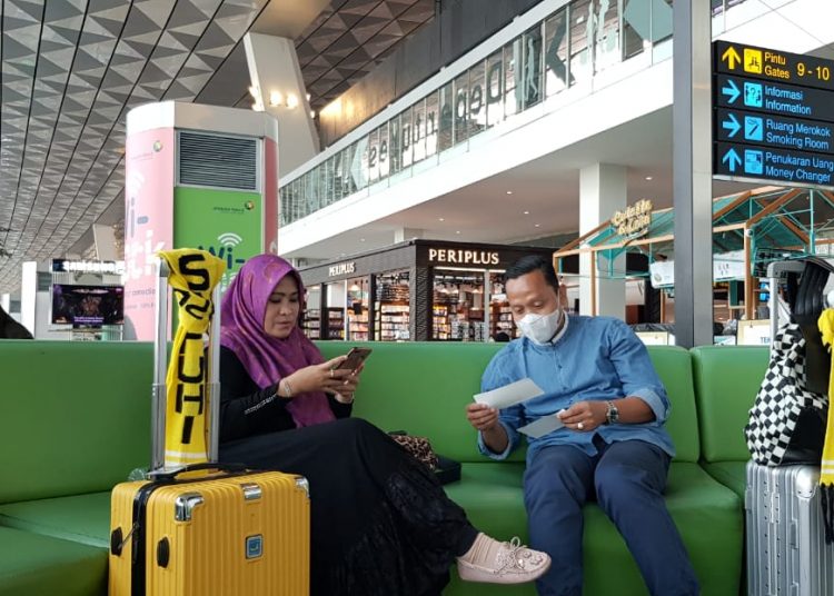 Anggota dari Sapuhi yang masih menunggu hasil pemeriksaan di Bandara Sokearno Hatta, sebelum bertolak ke Bandara King Abdul Aziz Jedah, pada Minggu (1/11) lalu. (fornews.co/ist)