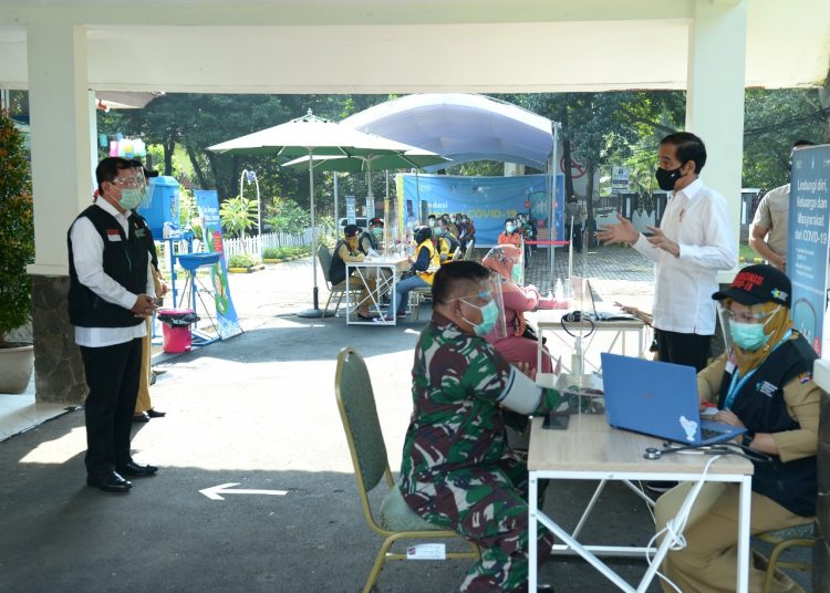 Presiden Jokowi didampingi Menkes Agus Putranto dan Wali Kota Bogor Bima Arya melakukan sidak ke sebuah puskesmas yang berlokasi di Tanah Sareal, Kota Bogor, Jawa Barat, Rabu (18/11) pagi. (fornews.co/foto: Biro Pers Setpres/Kris)