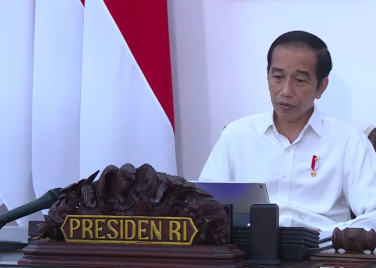 Tangkapan layar saat Presiden Jokowi memberikan pengantar pada Rapat Terbatas mengenai Rencana Pencalonan Indonesia Menjadi Tuan Rumah Olimpiade Tahun 2032 secara daring, di Istana Merdeka, Jakarta, Rabu (4/11).