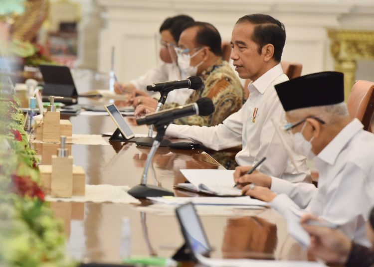 Presiden Jokowi memimpin Rapat Terbatas mengenai Laporan Komite Penanganan COVID-19 dan Pemulihan Ekonomi Nasional (Komite PCPEN), Senin (23/11) pagi. (fornews.co/foto: Humas/Rahmat)