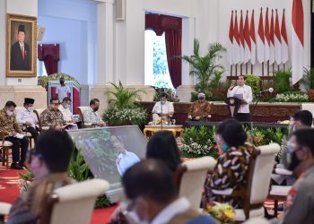 Presiden Jokowi memberikan pengantar pada Sidang Kabinet Paripurna, Senin (2/11) siang, di Istana Negara, Jakarta. (fornews.co/foto: Humas/Agung)