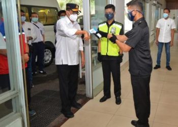 Menhub Budi Karya Sumadi dicek suhu tubuhnya oleh petugas setibanya di Stasiun KA Medan, Minggu (08/11). (fornews.co/kemenhub)