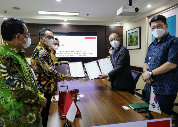 Dirjen Rehabilitasi Sosial Kemensos Harry Hikmat dan Country Director KOICA Indonesia Jeong Hoe Jin usai penandatanganan Perjanjian Hibah Penanganan COVID-19 untuk Fasilitas Rehabilitasi Sosial bagi Pemuda dari Kelompok Rentan di ruang kerja Dirjen Rehabilitasi Sosial Kemensos, Selasa (24/11). (fornews.co/humas kemensos) 