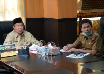 Kepala Kanwil Kemenag Sumatra Selatan Mukhlisuddin (kiri) dalam rapat terkait umroh di masa pandemi di ruang kerjanya, Senin (2/11). (fornews.co/ist)