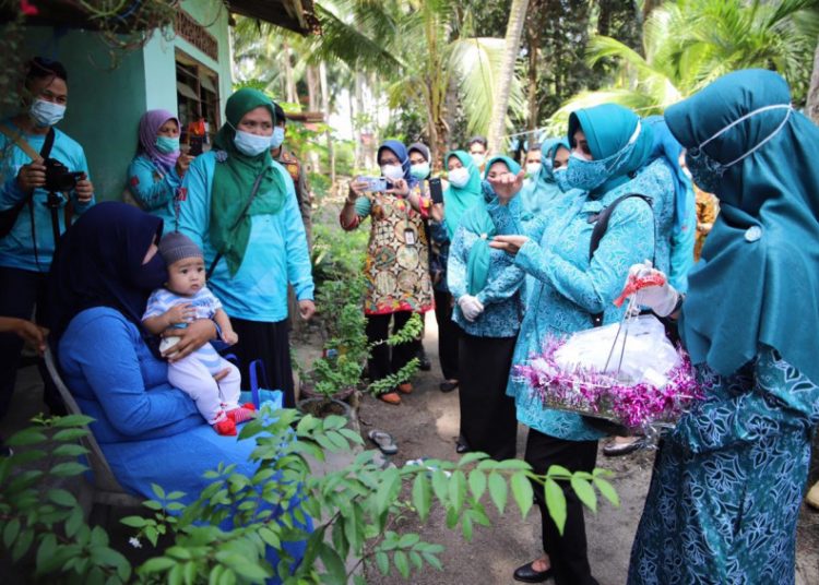 Ketua Umum TP PKK Tri Tito Karnavian saat kampanye protokol kesehatan dan memberikan bantuan makanan bergizi untuk ibu hamil, lansia dan balita di di Kelurahan Batu Besar, Kota Batam, Provinsi Kepulauan Riau (Kepri), Selasa (10/11). (fornews.co/humas kemendagri)