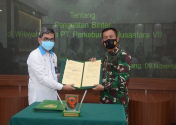 Panglima Kodam II Sriwijaya Mayjen TNI Agus Suhardi dan Direktur PTPN VII Doni P Gandamihardja usai menandatangani Perjanjian Kerja sama (MoU) Pengamanan Aset di Aula Gatot Subroto, Makodam II Sriwijaya, palembang, Senin (09/11). (fornews.co/humas ptpn VII)