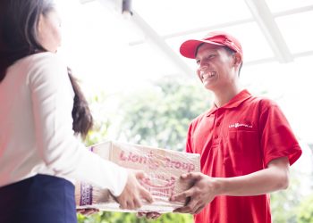 Konsumen menerima paket kiriman menggunakan jasa Lion Parcel. (fornews.co/ist)