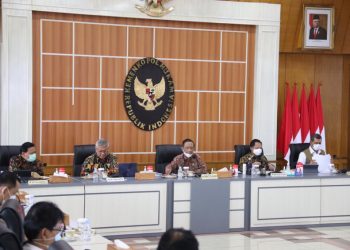 Sejumlah menteri dan pejabat terkait mengikuti Rapat Koordinasi Analisa dan Evaluasi Pelaksanaan Kampanye Pilkada Serentak Tahun 2020, bertempat di Kantor Kemenko Polhukam, Jakarta, Senin (23/11). (fornews.co/humas kemendagri)