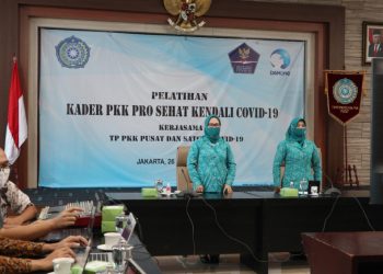 Ketua Bidang IV TP-PKK Pusat Safriati Syafrizal didampingi Ketua Pokja IV TP PKK Pusat Susi R Puspitadewi Rizal saat membuka Pelatihan Kader PKK Prosehat Kendali COVID-19 di Sekretariat TP-PKK Pusat, Jakarta, Kamis (26/11). (fornews.co/humas kemendagri)