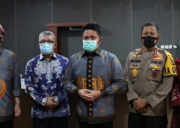 (kiri ke kanan) Menpan RB Tjahjo Kumolo, Sekjen Kemenkes Oscar Primadi, Gubernur Sumsel Herman Deru, Kapolda Sumsel Irjen Pol Eko Indra Heri, dan Kepala Dinas Kesehatan Sumsel Lesty Nurainy, usai menghadiri peresmian Mal Pelayanan Publik Palembang, Jumat (27/11). (fornews.co/bkpm kemenkes)