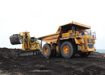 Alat berat tengah memuat batu bara ke truk tambang di tambang batu bara PT Bukit Asam, Tanjung Enim. (fornews.co/ptba)