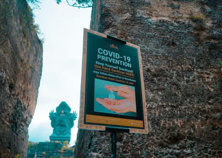 Salah satu papan peringatan protokol kesehatan di tempat wisata Garuda Wisnu Kencana, Kabupaten Badung, Bali. (fornews.co/kemenparekraf)