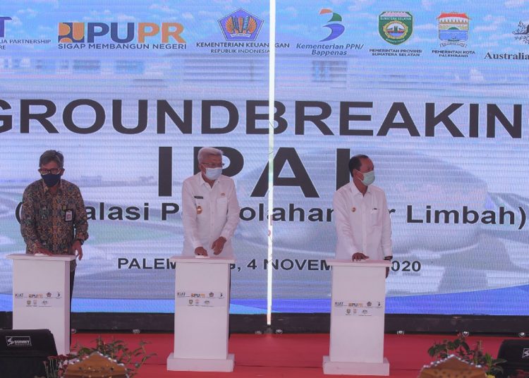 Wakil Gubernur Sumsel Mawardi Yahya (tengah) dan Wali Kota Palembang Harnojoyo (kanan), saat menekan tombol tanda dimulainya pembangungan instalasi pengolahan air limbah baru di Palembang, Rabu (4/11). (fornews.co/ist)  