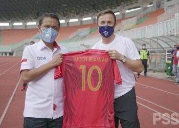 Direktur Garuda Select Dennis Wise bersama Plt Sekjen PSSI Yunus Nusi usai menutup seleksi Garuda Select jilid ketiga di Stadion Pakansari, Kabupaten Bogor, Selasa (03/11). (fornews.co/pssi)