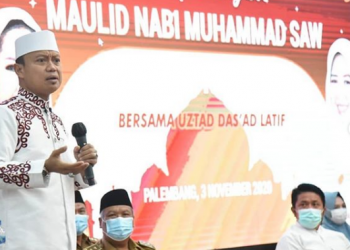 Ustaz Das'ad Latif saat memberikan tausiah peringatan Maulid Nabi Muhammad SAW di Griya Agung Palembang, Selasa (03/110. (fornews.co/humas provinsi sumsel)