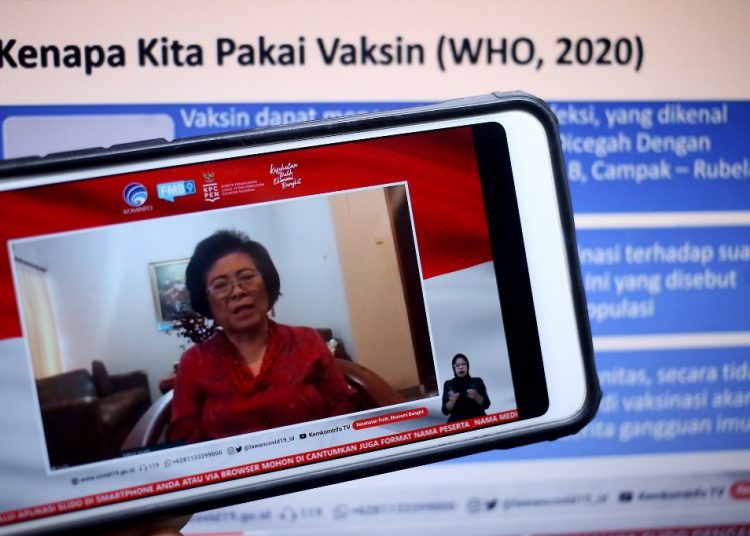 Tangkapan layar Guru Besar FK UI, Prof. Cissy Kartasasmita saat memaparkan mengenai keamanan vaksin dan menjawab mitos dengan fakta dalam dialog produktif yang diselenggarakan KPCPEN di Jakarta, Senin (16/11). (fornews.co/kpcpen)