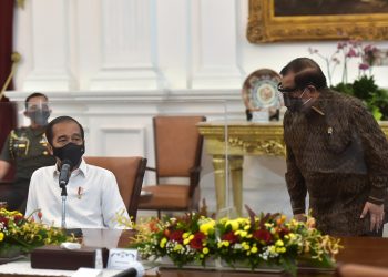 Presiden Joko Widodo dan Seskab Pramono Anung berbincang sebelum Rapat Terbatas mengenai Laporan KPCPEN, di Istana Merdeka, Jakarta, Senin (30/11). (fornews.co/humas setkab/agung)