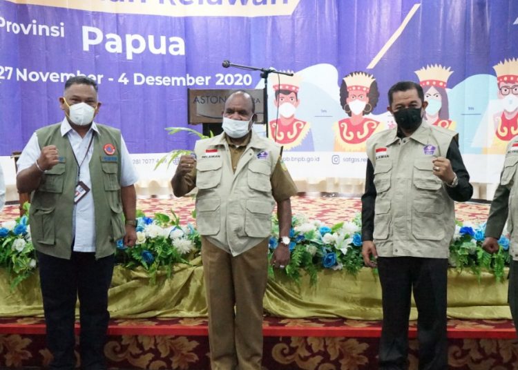 Direktur Mitigasi Bencana BNPB Johny Sumbung dan Ketua Sub Bidang Pelatihan Bidang Koordinasi Relawan Satgas COVID-19 Prasetyo Nurhardjanto bersama Sekretaris Daerah Provinsi Papua Doren Wakerkwa dan pejabat setempat usai pembukaan Pelatihan Relawan Penanganan COVID-19, di Hotel Aston Jayapura, Papua. (fornews.co/admin bnpb)