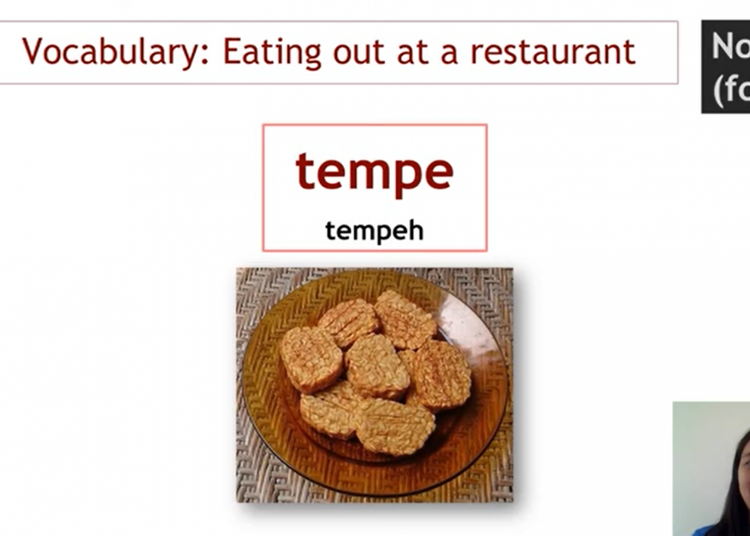 Tangkapan layar tutor memberikan pembelajaran bahasa Indonesia melalui akun YouTube KBRI London. (fornews.co/ss youtube/kbri london)