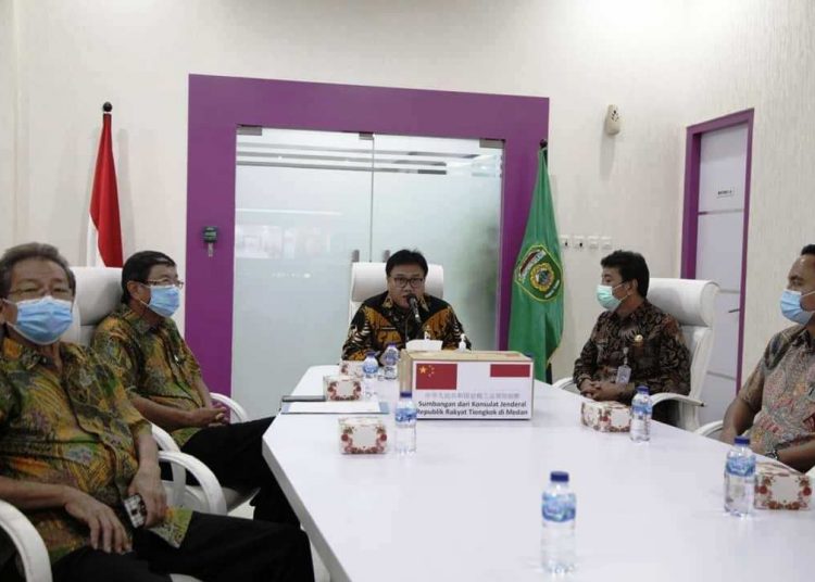 Sekda Sumsel Nasrun Umar saat menerima kunjungan perwakilan Konsulat Jenderal RRT di Medan yang menyerahkan bantuan 500 paket Sembako untuk warga Sumsel yang terdampak COVID-19, Jumat (13/11). (fornews.co/humas provinsi sumsel)