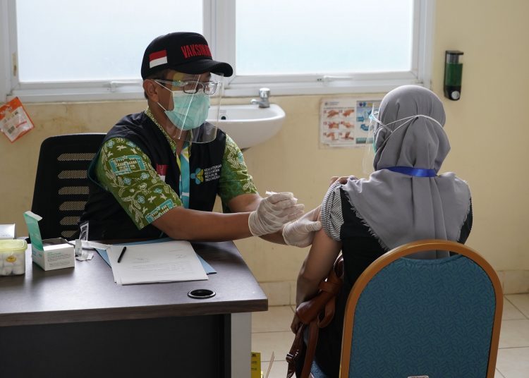 Seorang tenaga kesehatan melakukan simulasi vaksinasi COVID-19 kepada seorang warga belum lama ini. (fornews.co/bkpm kemenkes)