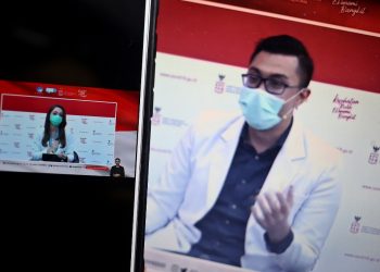 Juru Bicara Satgas COVID-19 dr Reisa Broto Asmoro berdialog dengan dr Gia Pratama Putra dalam Dialog Produktif bertema Antara pengobatan dan pencegahan: pilih mana? di Jakarta, Jumat (13/11). (fornews.co/kpcpen)