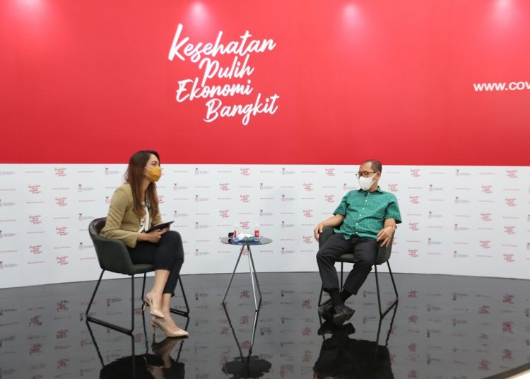 Juru Bicara Satgas Penanganan COVID-19 dr Reisa Broto Asmoro bersama Guru Besar Fakultas Kesehatan Masyarakat Universitas Indonesia Prof. Hasbullah Thabrany dalam acara Dialog Juru Bicara dan Duta Adaptasi Kebiasaan Baru yang diselenggarakan Komite Penanganan COVID-19 dan Pemulihan Ekonomi Nasional (KPCPEN), Senin (16/11). (fornews.co/kpcpen)