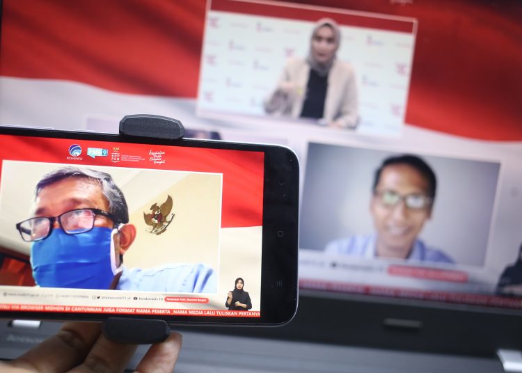 Tangkapan layar dialog produktif bertema Belajar dari sukses vaksin MR di Jawa Timur dan Peran Media dalam Vaksinasi yang menghadirkan pembicara Direktur RSUD Saiful Anwar Malang dr Kohar Hari Santoso (kiri) dan jurnalis media nasional Wahyoe Boediwardhana (kanan) yang  diselenggarakan Komite Penanganan COVID-19 dan Pemulihan Ekonomi Nasional di Jakarta, Selasa (17/11). (fornews.co/kpcpen)
