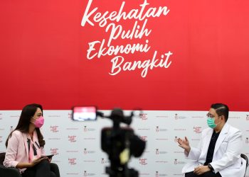 Juru Bicara Satgas Penanganan COVID-19 dr Reisa Broto Asmoro bersama Dokter spesialis penyakit dalam/ vaksinolog dr Dirga Sakti Rambe, dalam diskusi bertema Jalan panjang vaksin sampai ke tubuh kita yang diselenggarakan Komite Penanganan COVID-19 dan Pemulihan Ekonomi Nasional di Jakarta, Jumat (20/11). (fornews.co/kpcpen)