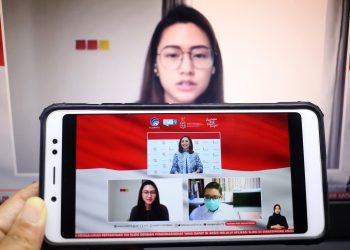 dr Dirga Sakti Rambe, dokter spesialis penyakit dalam/vaksinolog (kanan bawah) bersama dr Twindy Rarasati (kiri) yang juga merupakan penyintas COVID-19 menjadi pembicara dalam dialog produktif bertema Vaksin sebagai perencanaan preventif kesehatan didampingi moderator Tasya Syarif di Jakarta, Senin (23/11). (fornews.co/kpcpen)