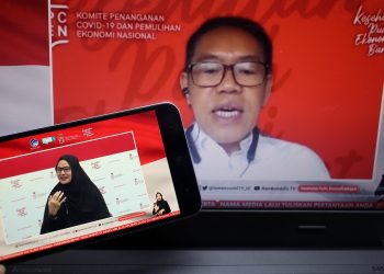 Prof. dr Hasbullah Thabrany (Guru Besar Fakultas Kesehatan Masyarakat UI) bersama Icha Atmadi (Penyintas COVID-19) dalam dialog produktif yang diselenggarakan KPCPEN di Jakarta, Kamis (26/11). (fornews.co/kpcpen)