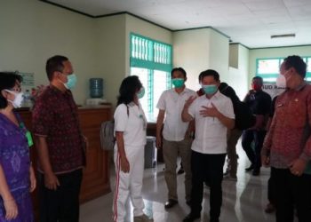 Staf Khusus Menteri Kesehatan Bidang Tata Kelola Pemerintahan dr Daniel Tjen saat kunjungan Taskforce Kemenkes ke RSUD Buleleng, Bali, Jumat (27/11). (fornews.co/bkpm kemenkes)