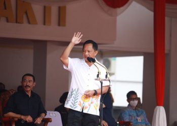 Menteri Dalam Negeri (Mendagri) Muhammad Tito Karnavian saat memberi kuliah umum bagi Praja IPDN di Lapangan Parade Abdi Praja IPDN Jatinangor, Sumedang, Jawa Barat, Sabtu (07/11). (fornews.co/kemendagri)