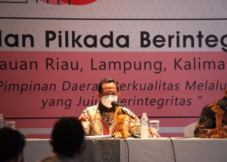 Mendagri Muhammad Tito Karnavian saat memberikan arahan kepada Pjs Gubernur Kepri dan Bupati/Wali Kota se-Kepri di Radisson Golf and Convention Center, Batam, Selasa (10/11). (fornews.co/humas kemendagri)