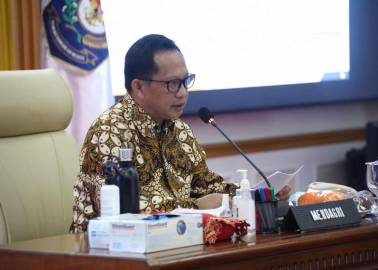 Mendagri Muhammad Tito Karnavian pada Rapat Koordinasi Pusat dan Daerah terkait Perubahan Kedua Atas Permendagri Nomor 112 Tahun 2014 tentang Pemilihan Kepala Desa di Ruang Sidang Utama (RSU), Kemendagri, Jakarta, Kamis (12/11). (fornews.co/humas kemendagri)