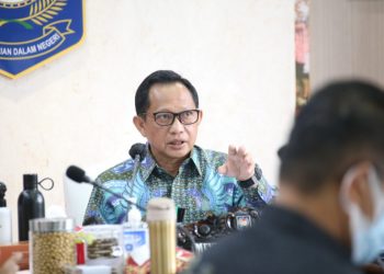 Mendagri M Tito Karnavian saat Rapat Dengar Pendapat dengan Komisi II DPR RI melalui video conference, Rabu (18/11). (fornews.co/humas kemendagri)