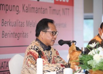Mendagri Muhammad Tito Karnavian saat memberikan sambutan pada Webinar Pembekalan Pilkada Berintegritas Series 5 (Provinsi Kepulauan Riau, Lampung, Nusa Tenggara Timur dan Kalimantan Timur) di Radisson Golf and Convention Center, Batam, Selasa (10/11). (fornews.co/humas kemendagri)
