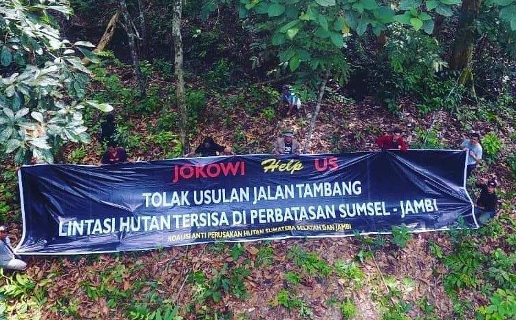 Forum Masyarakat Penyelamat Hutan Alam Sumatra Selatan-Jambi membentangkan baleho penolakan jalan angkut batu bara yang melintasi hutan di perbatasan Sumsel-Jambi, beberapa waktu lalu. (fornews.co/ist)