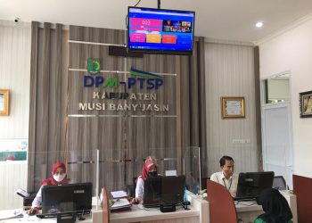 Pegawai DPMPTSP Kabupaten Muba tengah melayani warga yang mengurus perizinan baru-baru ini. (fornews.co/humas pemkab muba)